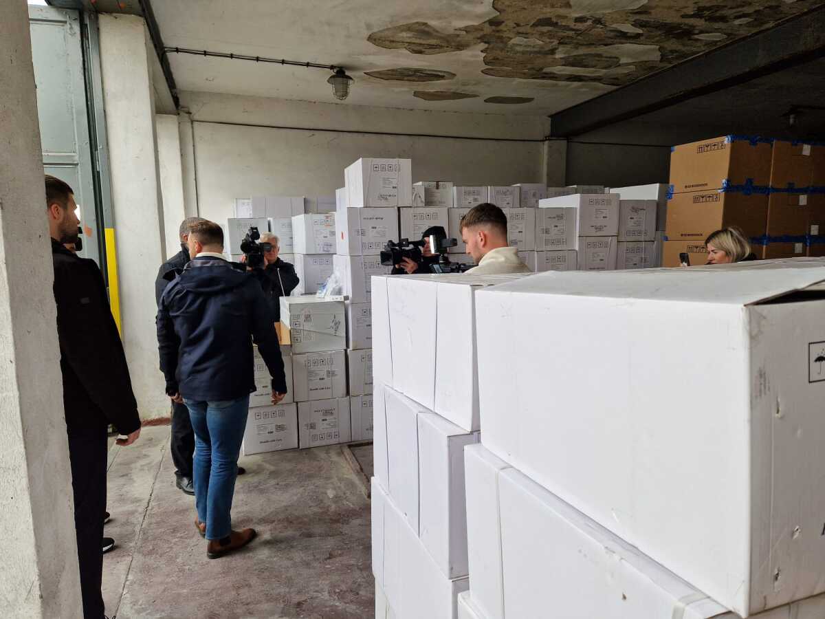 Matúš Šutaj Eštok pred centrálnym skladom rezortu v Žarnovici