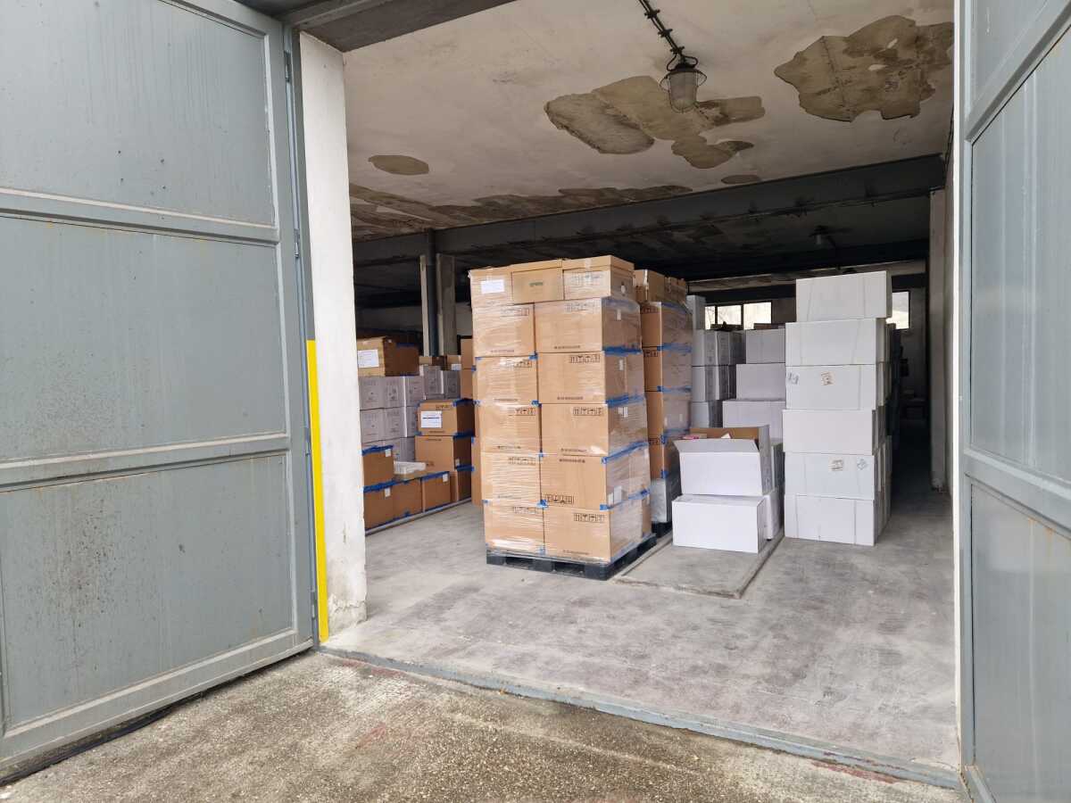 Matúš Šutaj Eštok pred centrálnym skladom rezortu v Žarnovici