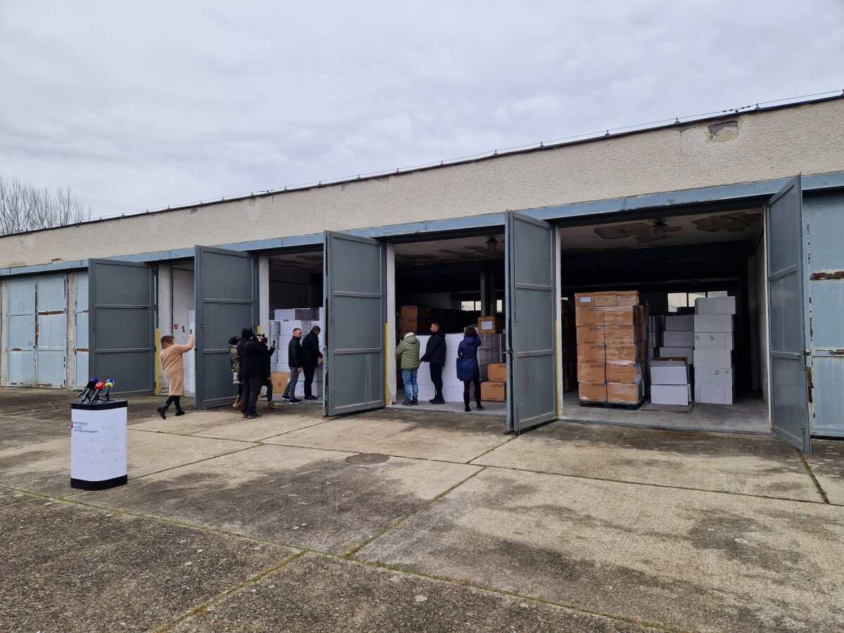 Matúš Šutaj Eštok pred centrálnym skladom rezortu v Žarnovici