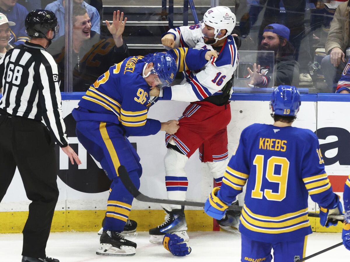 Rangers_Sabres_Hockey957611.jpg  Buffalo Sabres Nicolas Aube-Kubel (96) a center New York Rangers Vincent Trocheck (16) bojujú počas tretej tretiny 