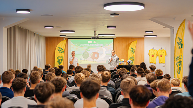 2 - Slovenský futbalista MŠK Žilina Peter Pekarík a výživový poradca ZDRAVEJ JEDENÁSTKY Martin Čupka.png