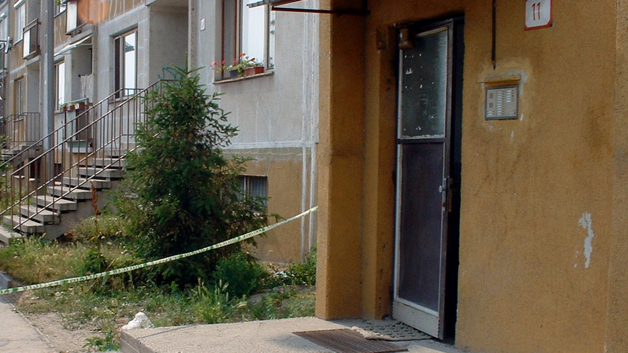 byt páska bytovka polícia policajti