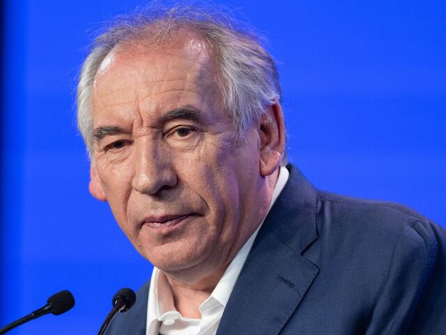 Politická kríza vo Francúzsku vrcholí. 
Vláda premiéra Bayroua visí na vlásku, o jej osude rozhodne parlament