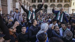 FOTO: Po piatkovej modlitbe chce nový líder Sýrie oslavy v uliciach. Vyzýva krajanov, aby dali najavo svoju radosť