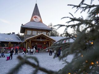 Finsko dedina Santa Clausa vianoce vianocná atmosfera turisti zima sneh ihličnan