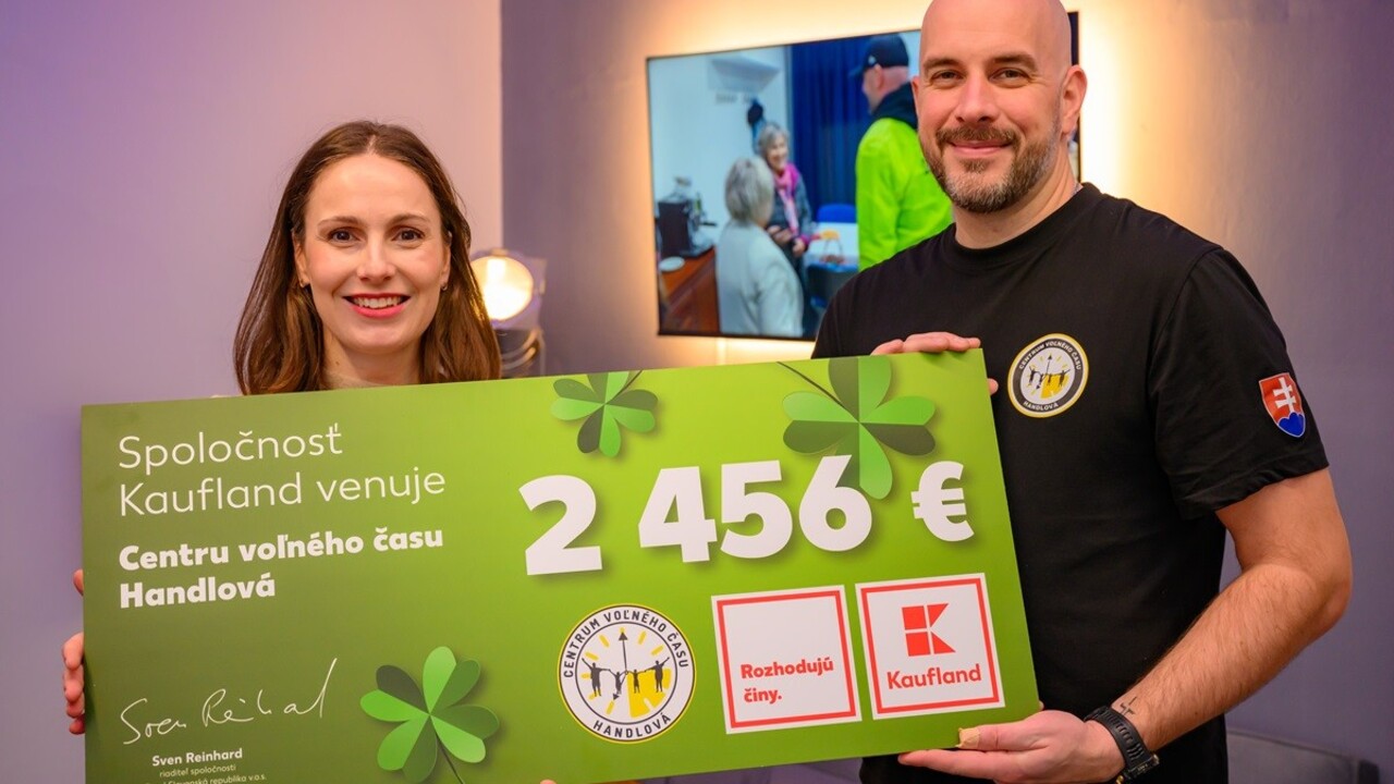 Symbolický šek si od Lucie Vargovej zo spoločnosti Kaufland prebral riaditeľ CVČ Lukáš Fiala.