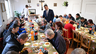 Vianoce pre ľudí bez domova v Košiciach. Arcibiskup Bober prišiel povzbudiť tých, ktorí to najviac potrebujú