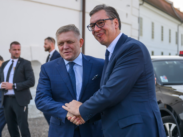 Srbský prezident tvrdí, že Fico sa chce pred Vianocami stretnúť s Putinom. PS vyzvalo premiéra, aby to objasnil