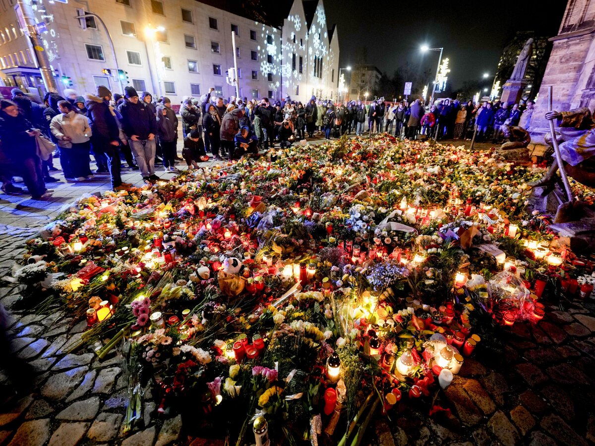 Magdeburg vianočné trhy Nemecko sviečky kvety pamiatka