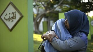 Indonesia_Asia_Tsunami_Anniversary indonezia cunami vyrocie zena hrob