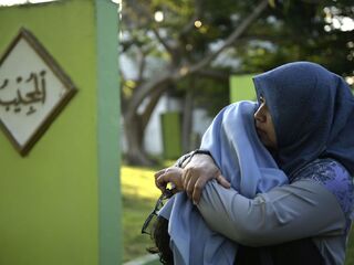 Indonesia_Asia_Tsunami_Anniversary indonezia cunami vyrocie zena hrob