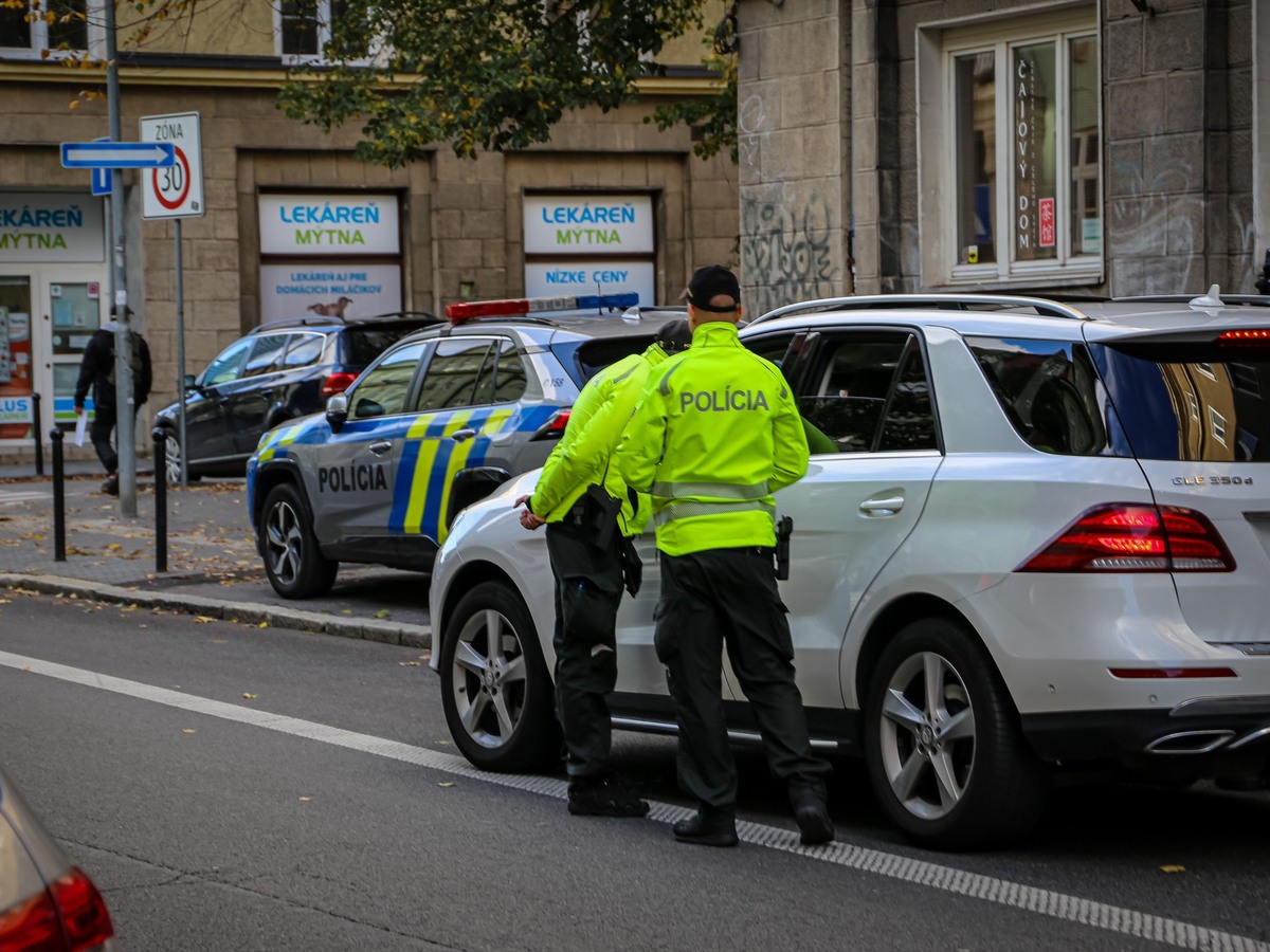 polícia policajti kontrola vodiča auto
