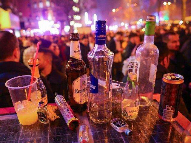 Bezpečná "hladinka" neexistuje. Odborníci varujú pred typickým nárazovým pitím v deň oslavy konca roka