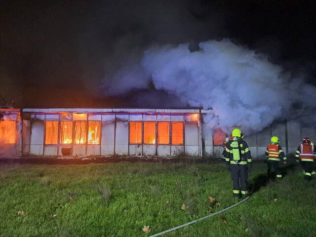 FOTO/VIDEO: Nočný požiar v Bratislave nasadil hasičov do akcie. V okolí Troch veží horeli unimobunky