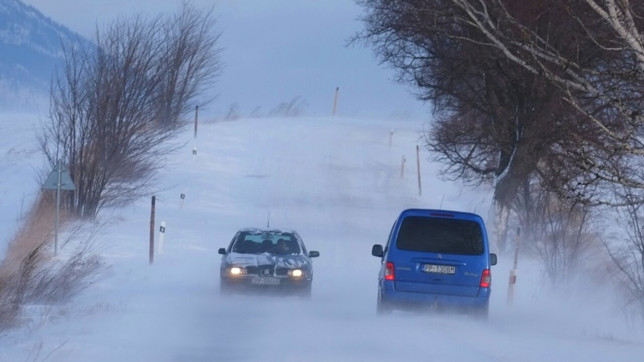 Chmeľovský kopec autá auto sneh kopec 