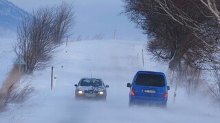 Chmeľovský kopec autá auto sneh kopec 