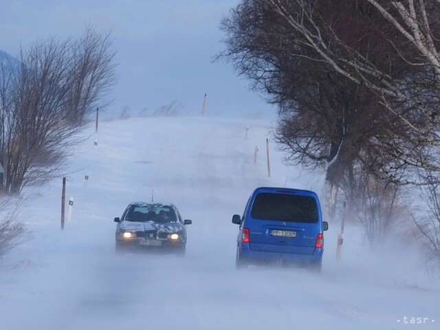 Počasie sa v najbližších hodinách zhorší. Meteorológovia varujú pred zimnými komplikáciami naprieč krajinou