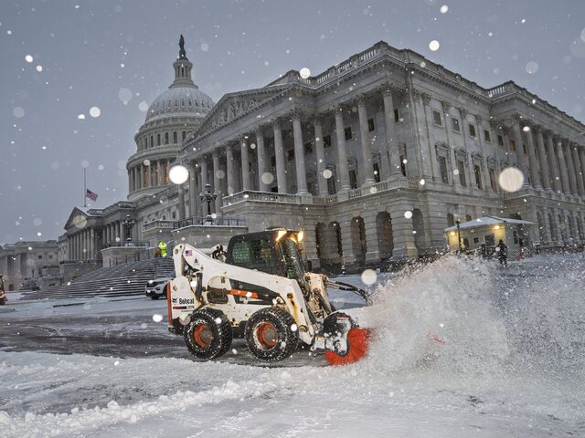 FOTO: Časti USA zasypáva sneh. Washington D.C. vyhlásil krízový stav, školy sú zatvorené a doprava mešká