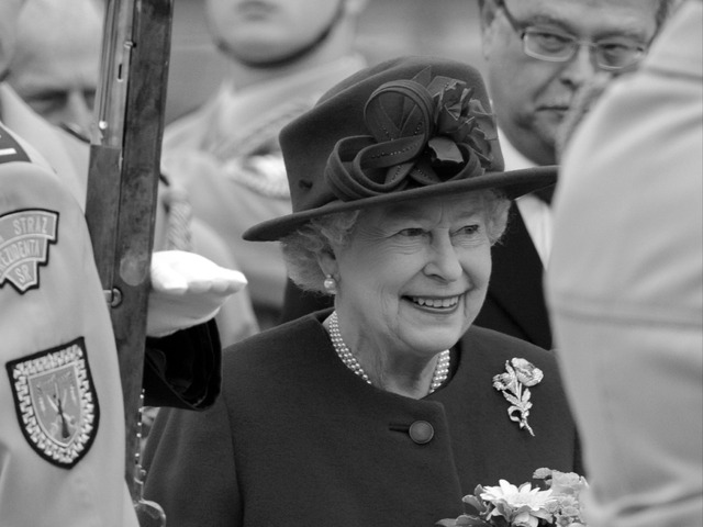 Británia oslavuje nedožité 100. narodeniny Alžbety II. Palác otvoril výstavu a pripravil spomienkové koncerty