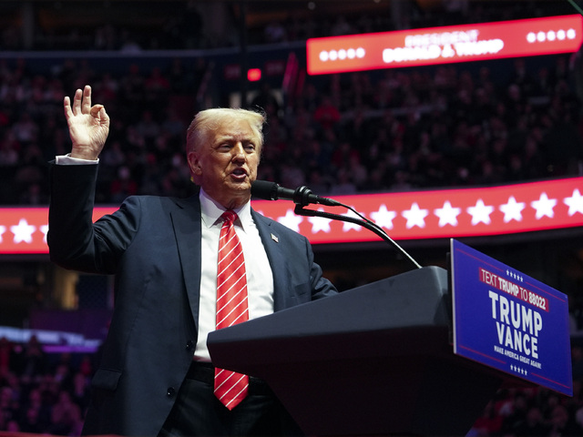 Trump sa stretol s priaznivcami vo washingtonskej aréne Capitol One. Použil rétoriku ako z kampane