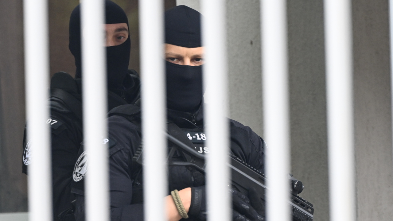 a snímke príslušníci Zväzu väzenskej a justičnej stráže (ZVJS) pred Špecializovaným trestným súdom (ŠTS) v Pezinku v sobotu 18. mája 2024. cintula