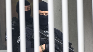 a snímke príslušníci Zväzu väzenskej a justičnej stráže (ZVJS) pred Špecializovaným trestným súdom (ŠTS) v Pezinku v sobotu 18. mája 2024. cintula