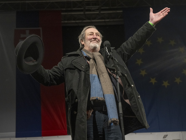 Na protest v Bratislave prišiel aj legendárny herec. Nenechajte si vziať demokraciu, odkázal Slovákom Polívka