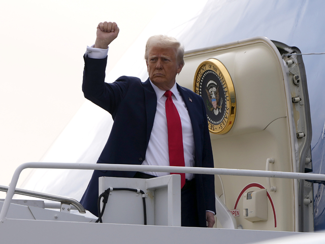 Donald Trump je nespokojný s tempom deportácií migrantov. Zavádza kvóty na zatýkanie, píše americký denník