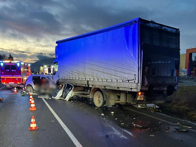 Tragická nehoda v Žiline. Zrážka kamióna s autom si vyžiadala dva životy,   premávku už obnovili
