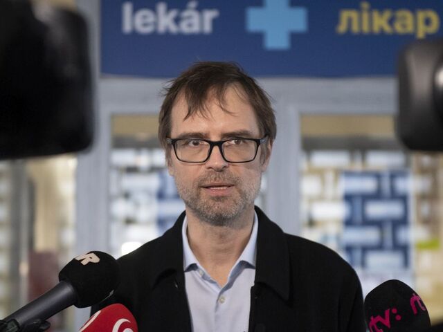 Polícia predvolala poslanca Szalaya. Pre hromadné očkovanie na štadióne mu môže hroziť aj doživotie
