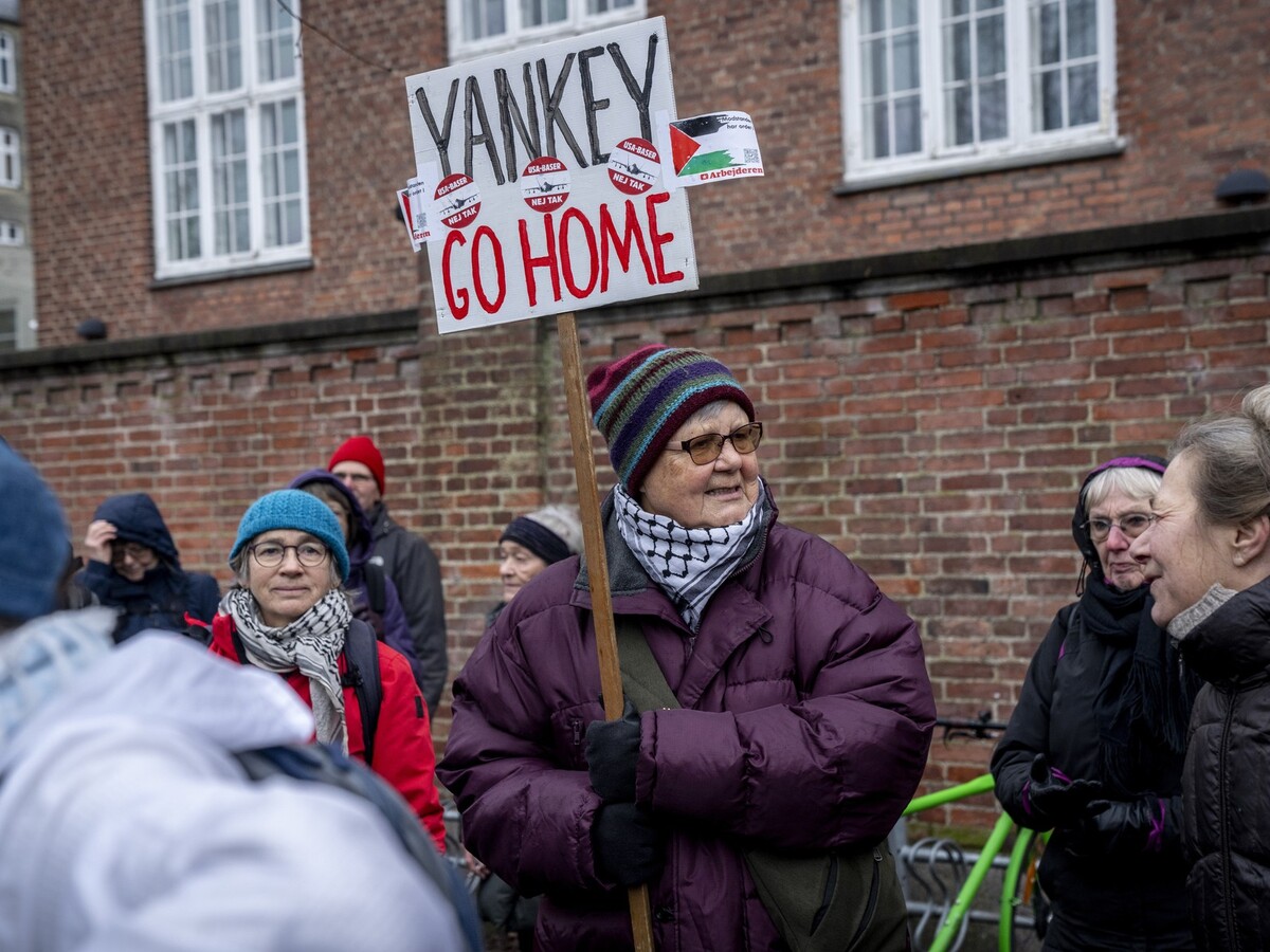 Grónsko protest žena transparent ľudia USA