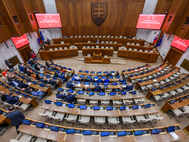 Štyri pokusy, štyri neúspechy. Parlament opäť neotvoril schôdzu k odvolávaniu vlády