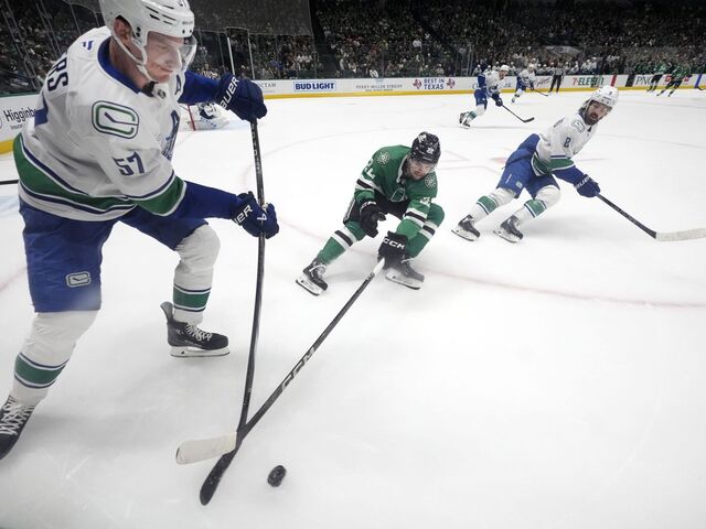 NHL: V napínavom súboji Dallasu s Vancouverom padli v posledných minútach štyri góly. Výhru si uchmatli Stars