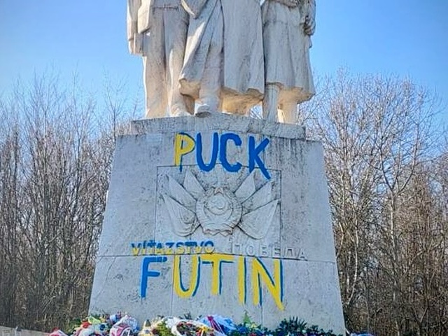 Na pamätníku na Dargove sa objavil nápis proti Putinovi. Na mieste sa zhromaždili ľudia, niektorí mávali sovietskymi vlajkami