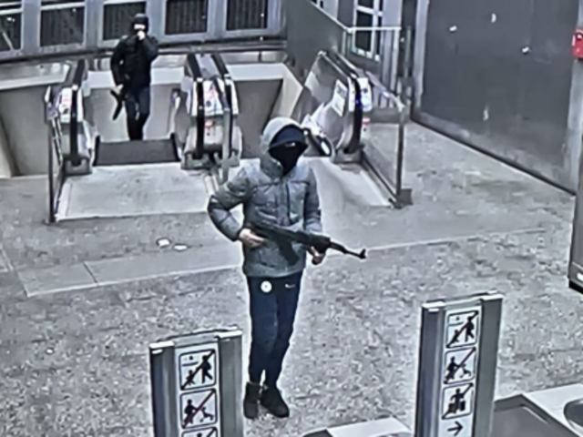 Dráma v Bruseli: Dvaja ozbrojenci v kuklách spustili v metre paľbu z kalašnikovov. Polícia ich stále hľadá
