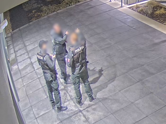 VIDEO: Nákupné centrum zverejnilo kamerové záznamy. Ukazujú, ako sa k Ukrajincovi správala polícia