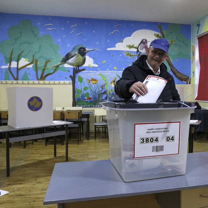Kosovo voľby urna škola 