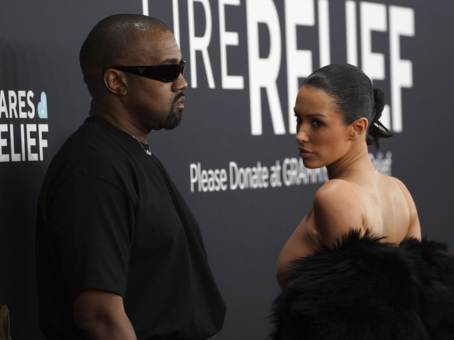 Šírenie nenávisti mu nestačí? Americký raper Kanye West čelí pobúreniu za predaj tričiek s hákovým krížom