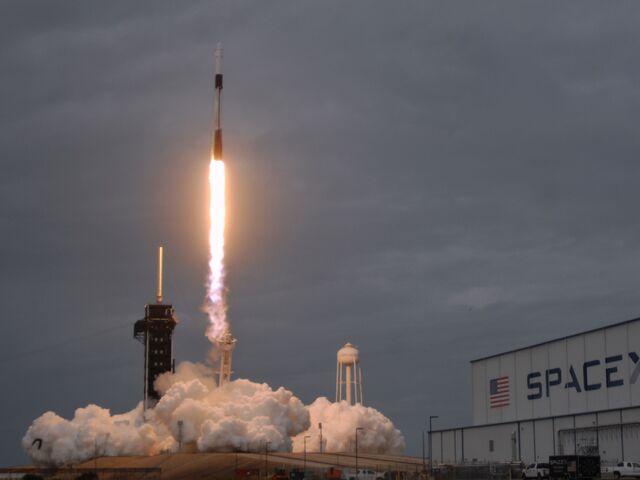 Raketový systém väčší ako Socha slobody. Spoločnosť SpaceX dosiahla ďalší míľnik, jej raketa úspešne odštartovala