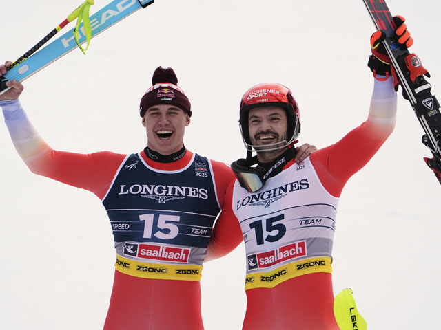 Švajčiarski lyžiari ovládli premiérovú tímovú kombináciu. Rozdelili si zlato, striebro aj bronz