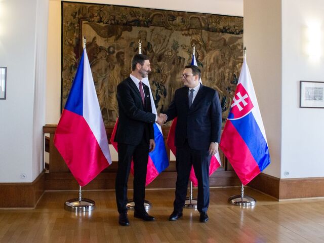 Česko-slovenská opatrnosť diplomacie: Lipavský nechce špekulovať o vyslaní vojakov na Ukrajinu, Blanár je proti