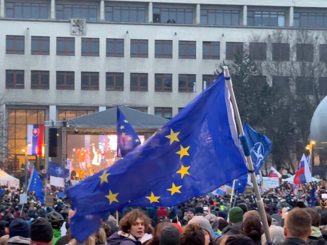 Mier Ukrajine: Slovensko si vybralo Európu, Fico Putina. Sledujte, ako sa ničí demokracia, píše v liste Bruselu
