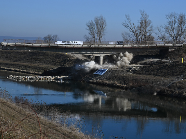 Na Považí sa ozývali silné výbuchy. Padla posledná časť havarijných mostov, začína sa výstavba
