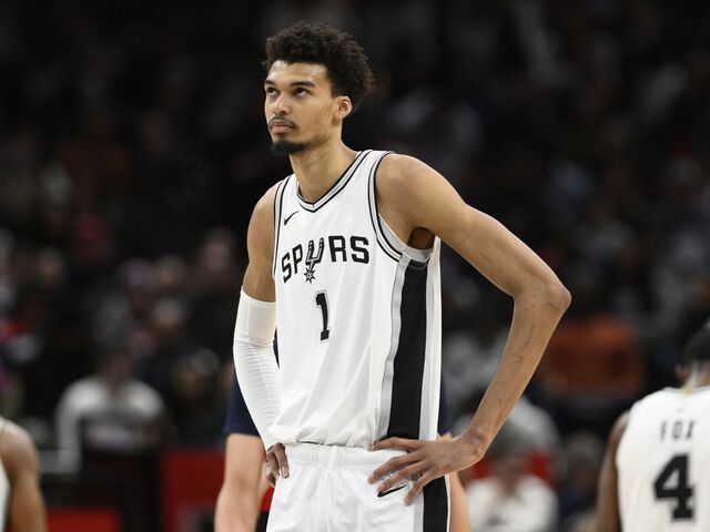 Wembanyama bude do konca sezóny mimo hry. Až 221 centimetrov vysokého hráča NBA vyradila zrazenina v ramene