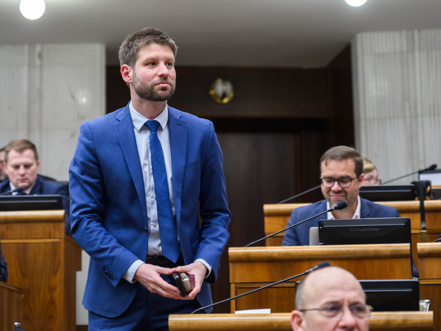 Premiér Fico chce vedieť, ktoré mimovládky dostali peniaze od vlády. Kam až dokáže zájsť, pýta sa Šimečka