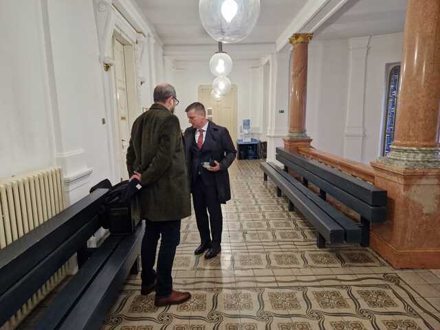 V korupčnej kauze exšéfa SIS Pčolinského vypovedá kľúčový svedok Beňa. Podľa obžaloby mu osobne odovzdal úplatok