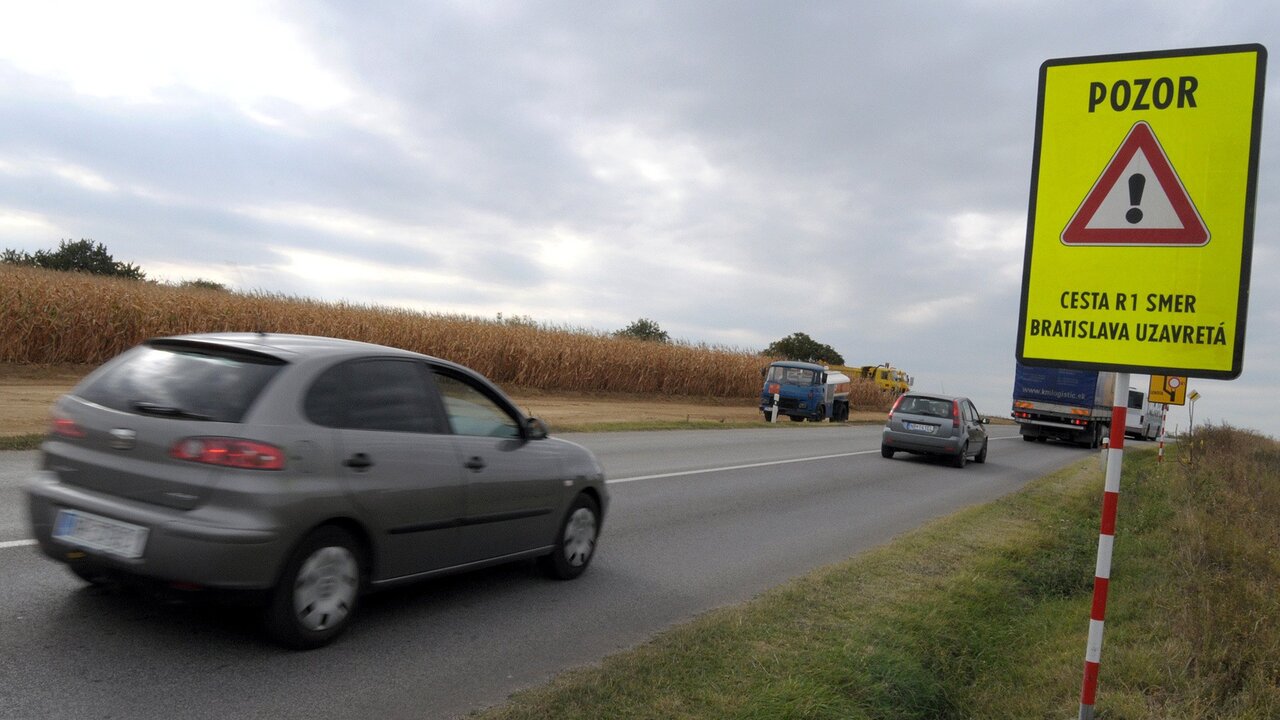 R1 diaľnica nehoda značka autá