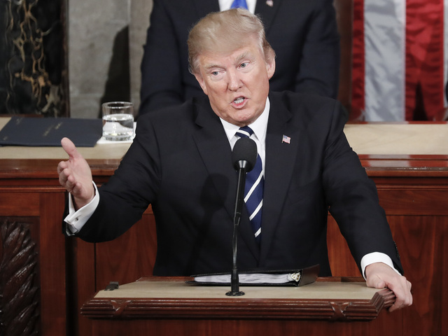Trump nariadil prerušiť vojenskú pomoc Ukrajine. Zelenskyj ho vraj musí presvedčiť, že chce rokovať o mieri