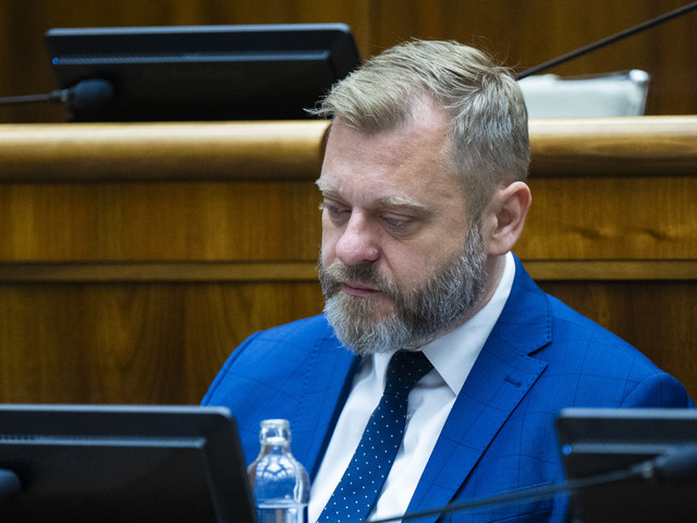 Krúpa chce, aby nákup hasičských áut preverili vyšetrovatelia. Na Slovensku stoja o stovky tisíc viac než v Česku, tvrdí