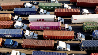 Slovenský export láme hranice, no závislosť od Európy pretrváva. Ťahúňom našej ekonomiky sa stáva obranný priemysel